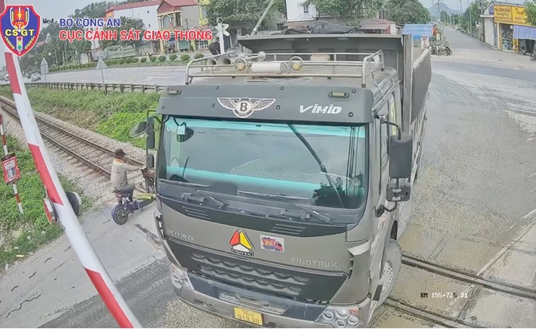 Từ 15/5, &ocirc; t&ocirc; vượt t&iacute;n hiệu cảnh b&aacute;o t&agrave;u bị phạt đến 20 triệu đồng- Ảnh 1.