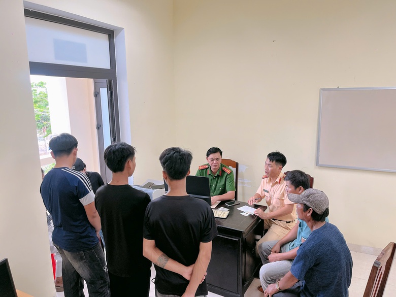 Gia Lai: Mật phục ghi h&igrave;nh, xử l&yacute; nh&oacute;m nẹt p&ocirc; tr&ecirc;n đường Trường Sơn Đ&ocirc;ng- Ảnh 1.