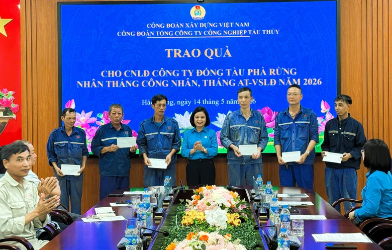 Lan tỏa y&ecirc;u thương Th&aacute;ng C&ocirc;ng nh&acirc;n: C&ocirc;ng đo&agrave;n X&acirc;y dựng VN trao h&agrave;ng trăm suất qu&agrave; &yacute; nghĩa- Ảnh 2.