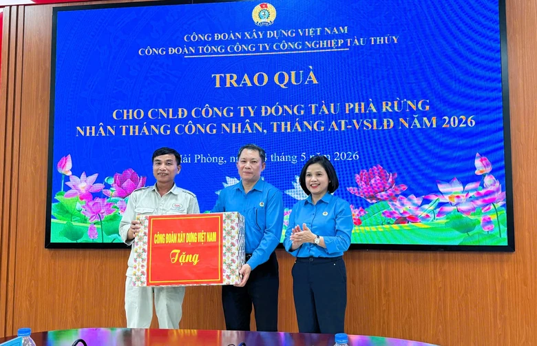 Lan tỏa y&ecirc;u thương Th&aacute;ng C&ocirc;ng nh&acirc;n: C&ocirc;ng đo&agrave;n X&acirc;y dựng VN trao h&agrave;ng trăm suất qu&agrave; &yacute; nghĩa- Ảnh 3.