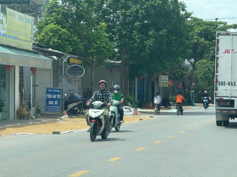 Nhiều địa phương tăng cường xử l&yacute; t&igrave;nh trạng phơi l&uacute;a, rơm rạ lấn chiếm l&ograve;ng đường- Ảnh 5.