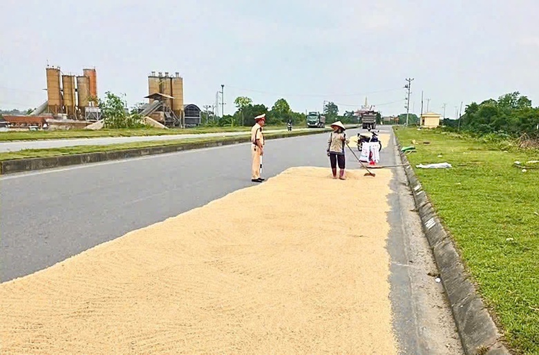 Nhiều địa phương tăng cường xử l&yacute; t&igrave;nh trạng phơi l&uacute;a, rơm rạ lấn chiếm l&ograve;ng đường- Ảnh 6.