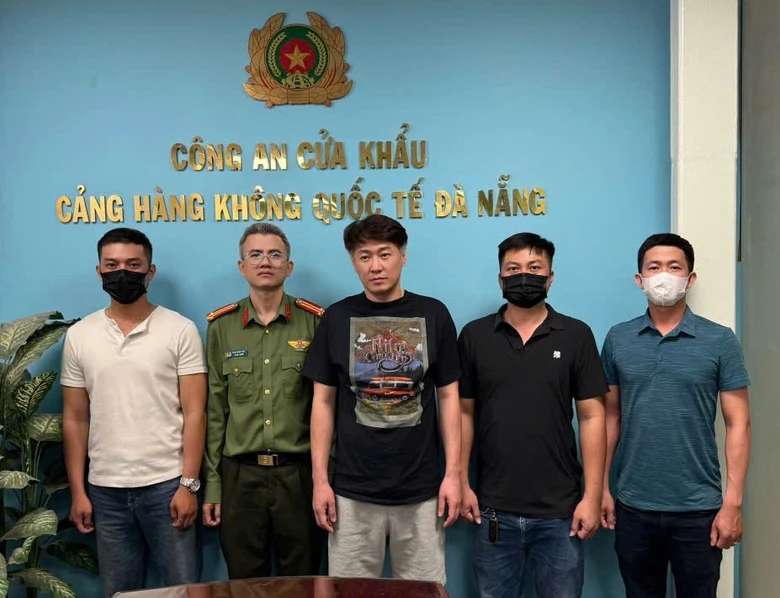 Công an Đà Nẵng bắt giữ đối tượng truy nã đỏ Interpol- Ảnh 1. Công an Đà Nẵng bắt giữ đối tượng truy nã đỏ Interpol- Ảnh 1.