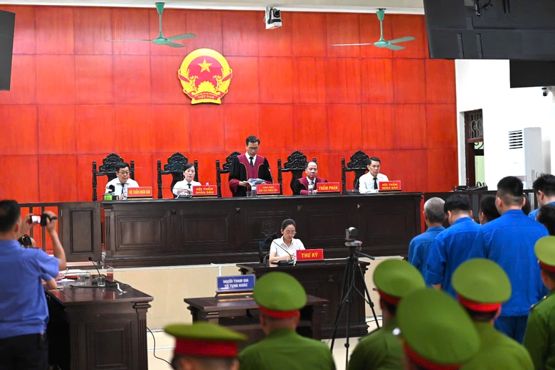 Bốn bị c&aacute;o bị tuy&ecirc;n tử h&igrave;nh trong vụ &aacute;n bu&ocirc;n b&aacute;n ma t&uacute;y v&agrave; bắn chết một c&ocirc;ng an- Ảnh 1.