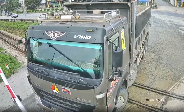 Thanh H&oacute;a: T&agrave;i xế xe tải n&oacute;i g&igrave; sau khi vượt đ&egrave;n đỏ, băng qua đường sắt?- Ảnh 1.