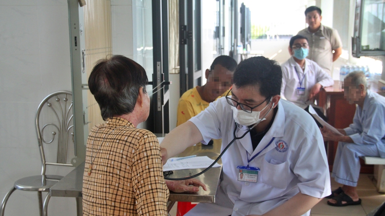 C&agrave; Mau tổ chức kh&aacute;m sức khỏe, kh&aacute;m s&agrave;ng lọc cho người d&acirc;n- Ảnh 2.