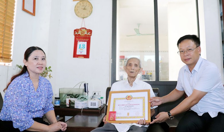 Ph&uacute; Thọ: Trao Huy hiệu 65 tuổi Đảng cho đảng vi&ecirc;n phường Vĩnh Y&ecirc;n- Ảnh 1.