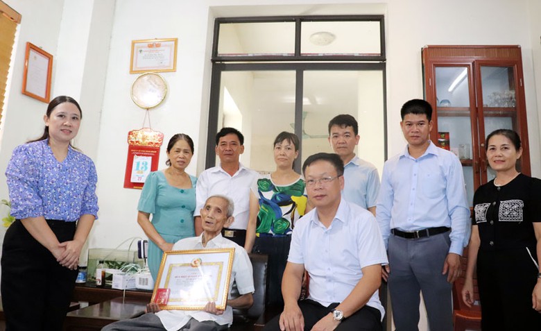 Ph&uacute; Thọ: Trao Huy hiệu 65 tuổi Đảng cho đảng vi&ecirc;n phường Vĩnh Y&ecirc;n- Ảnh 3.