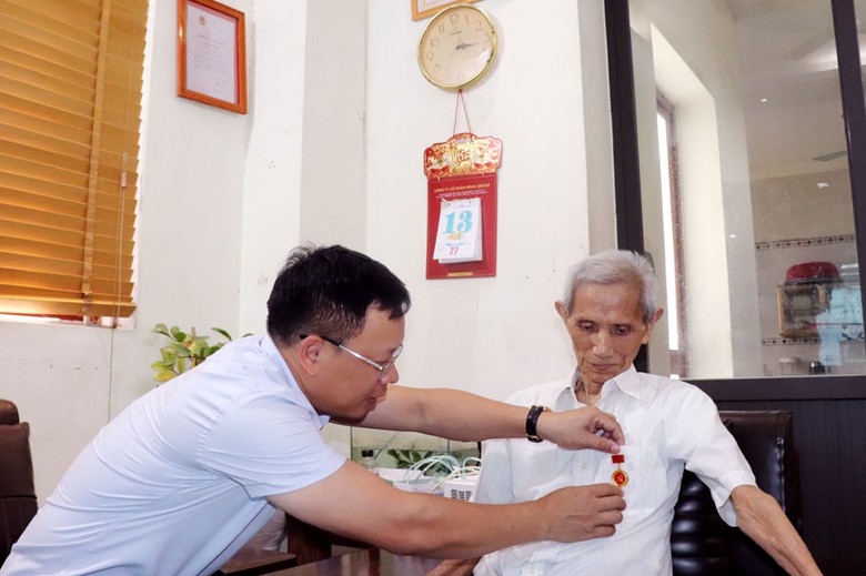 Ph&uacute; Thọ: Trao Huy hiệu 65 tuổi Đảng cho đảng vi&ecirc;n phường Vĩnh Y&ecirc;n- Ảnh 2.