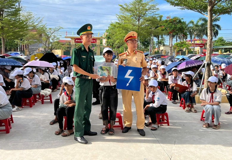 Hưng Y&ecirc;n: Học sinh miền biển h&agrave;o hứng với tiết học đặc biệt cuối tuần- Ảnh 5.