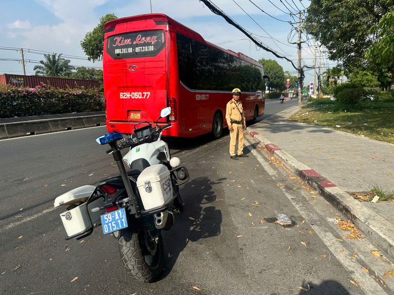 TP.HCM: Xử l&yacute; h&agrave;ng loạt xe kh&aacute;ch dừng, đỗ sai quy định- Ảnh 1.