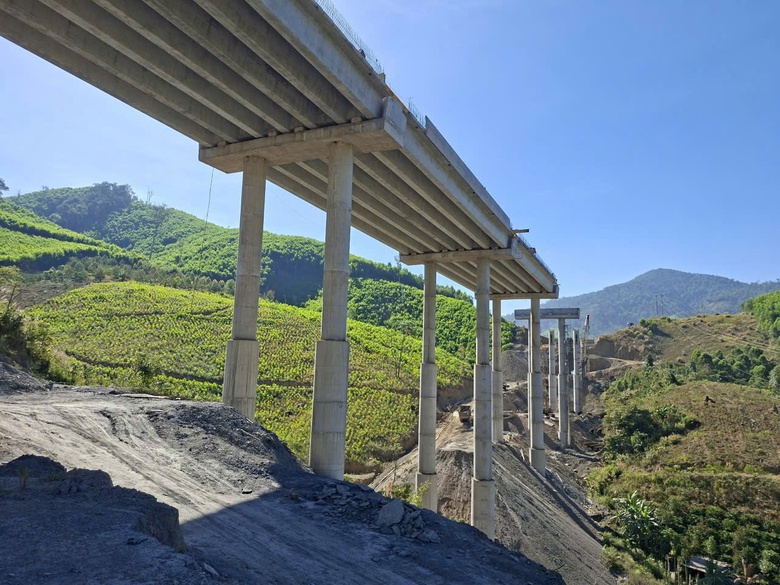 Vượt "b&atilde;o gi&aacute;", băng đồi cao, đẩy tiến độ cao tốc Kh&aacute;nh Ho&agrave; - Bu&ocirc;n Ma Thuột- Ảnh 1.