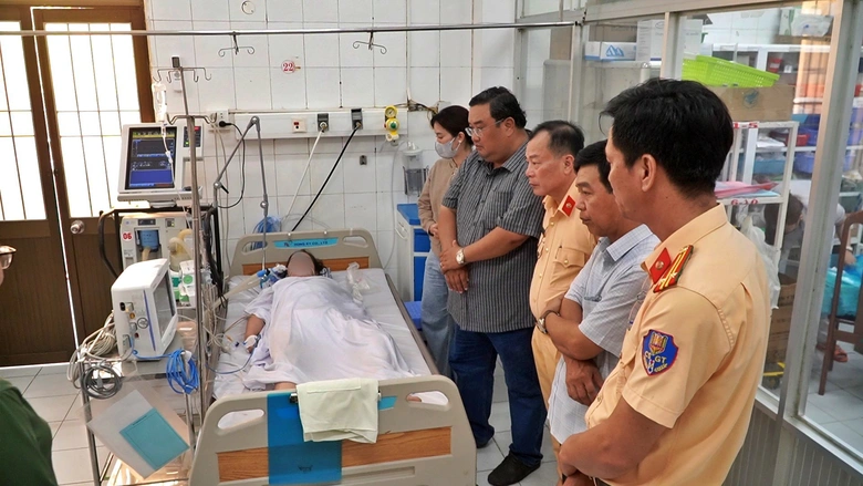 Kịp thời thăm hỏi nạn nh&acirc;n vụ ch&igrave;m ghe tr&ecirc;n s&ocirc;ng Lương Thế Tr&acirc;n ở C&agrave; Mau- Ảnh 1.