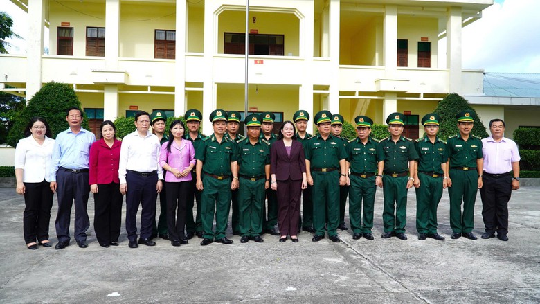 Ph&oacute; Chủ tịch nước V&otilde; Thị &Aacute;nh Xu&acirc;n thăm c&aacute;n bộ, chiến sĩ Bi&ecirc;n ph&ograve;ng Cửa khẩu Dương Đ&ocirc;ng- Ảnh 1.