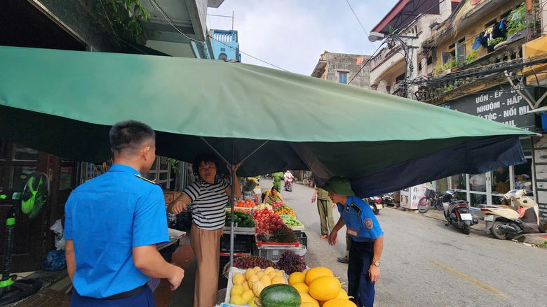 Bắc Ninh: V&igrave; sao kh&oacute; dẹp triệt để nạn lấn chiếm vỉa h&egrave;, l&ograve;ng đường?- Ảnh 12.