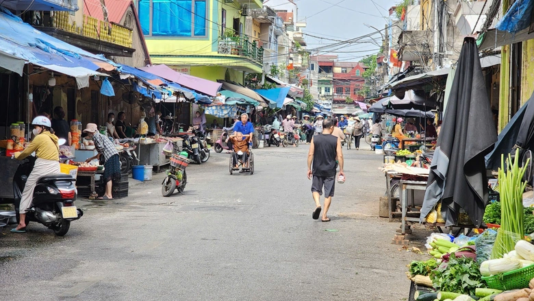 Bắc Ninh: V&igrave; sao kh&oacute; dẹp triệt để nạn lấn chiếm vỉa h&egrave;, l&ograve;ng đường?- Ảnh 1.