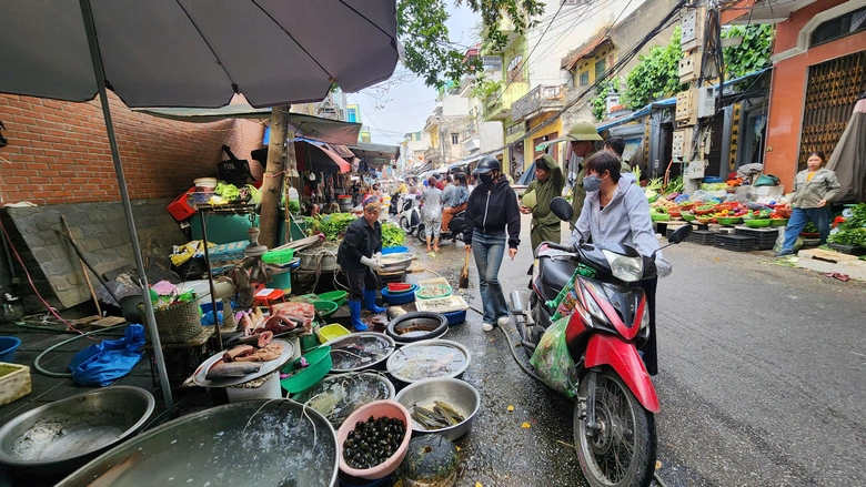 Bắc Ninh: V&igrave; sao kh&oacute; dẹp triệt để nạn lấn chiếm vỉa h&egrave;, l&ograve;ng đường?- Ảnh 4.
