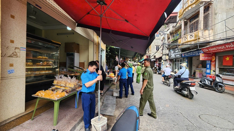 Bắc Ninh: V&igrave; sao kh&oacute; dẹp triệt để nạn lấn chiếm vỉa h&egrave;, l&ograve;ng đường?- Ảnh 5.