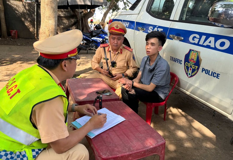 CSGT Đắk Lắk bắt nghi can cướp giật d&acirc;y chuyền v&agrave;ng tr&ecirc;n xe kh&aacute;ch- Ảnh 1.