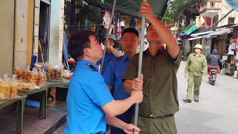 Bắc Ninh: V&igrave; sao kh&oacute; dẹp triệt để nạn lấn chiếm vỉa h&egrave;, l&ograve;ng đường?- Ảnh 7.