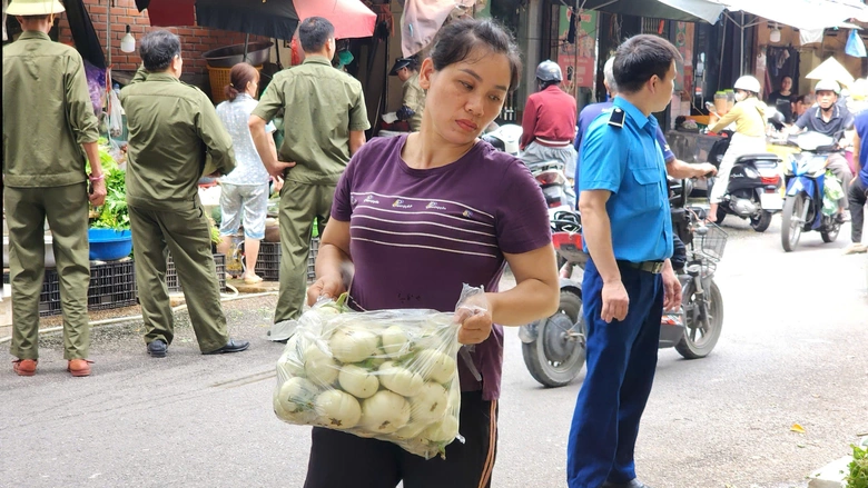 Bắc Ninh: V&igrave; sao kh&oacute; dẹp triệt để nạn lấn chiếm vỉa h&egrave;, l&ograve;ng đường?- Ảnh 10.