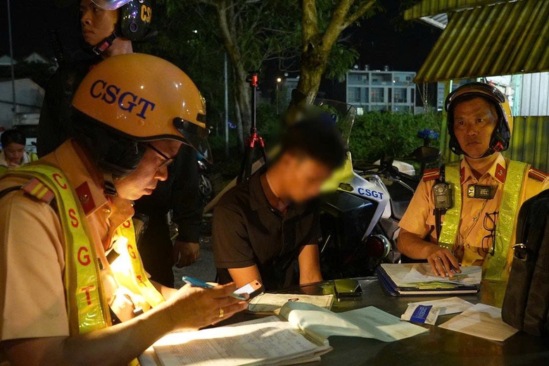 TP.HCM: Kiểm tra gần 430 xe tại chợ B&igrave;nh Điền, ph&aacute;t hiện t&agrave;i xế dương t&iacute;nh ma t&uacute;y- Ảnh 3.