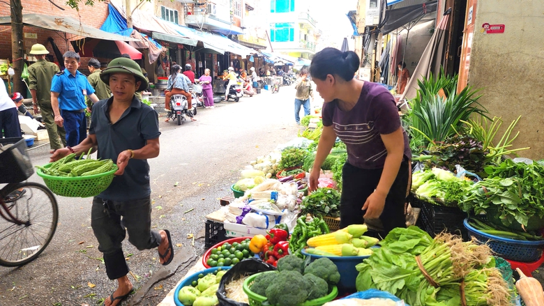 Bắc Ninh: V&igrave; sao kh&oacute; dẹp triệt để nạn lấn chiếm vỉa h&egrave;, l&ograve;ng đường?- Ảnh 17.