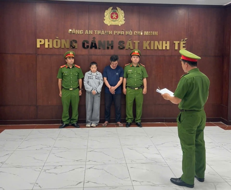 Triệt ph&aacute; đường d&acirc;y sản xuất hơn 4 tấn bột ngọt giả tại TP.HCM- Ảnh 1.