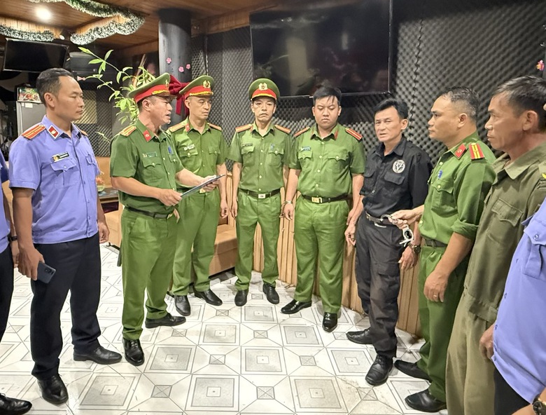 Đắk Lắk: Khởi tố người l&aacute;i xe Jeep đi ngược chiều, đe dọa t&agrave;i xế c&ocirc;ng nghệ- Ảnh 1.