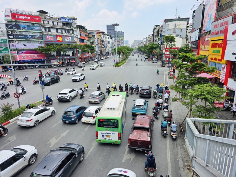 Hà Nội tăng mức phạt vi phạm trật tự đô thị, nghiên cứu thu phí chống ùn tắc - Ảnh 2.