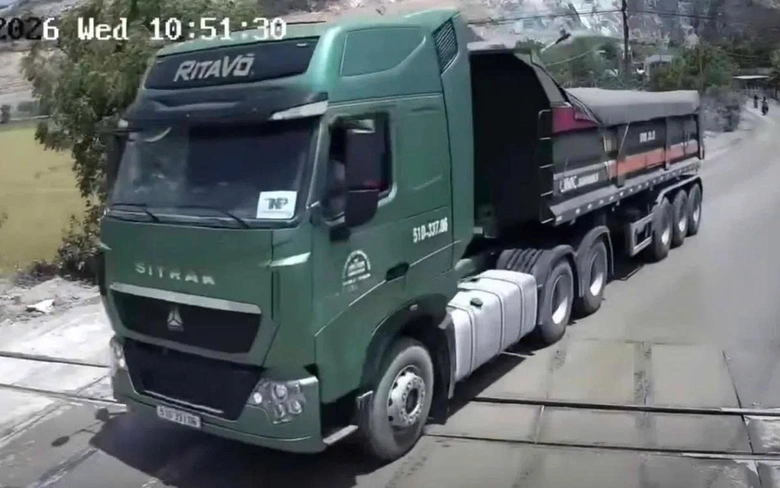 Kh&aacute;nh H&ograve;a: T&agrave;i xế xe đầu k&eacute;o t&ocirc;ng g&atilde;y cần chắn đường sắt- Ảnh 1.
