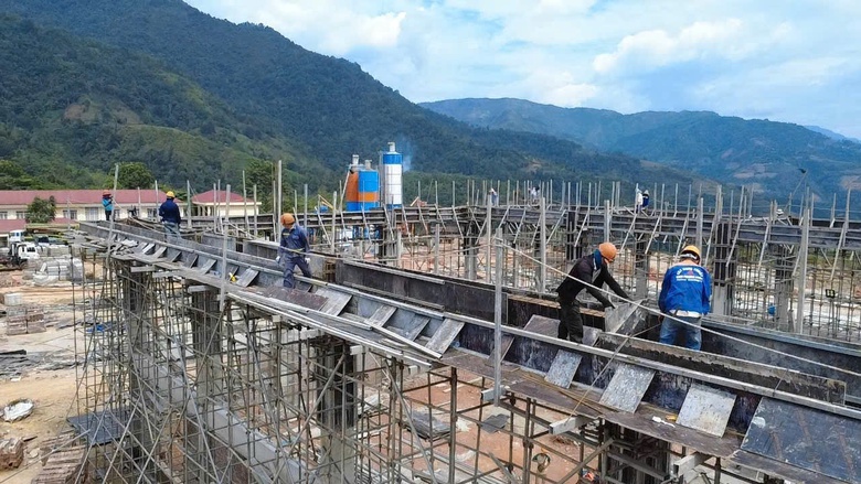 11 c&ocirc;ng trường nội tr&uacute; ở bi&ecirc;n giới Lai Ch&acirc;u tăng tốc "3 ca, 4 k&iacute;p" - Ảnh 10.
