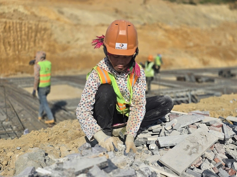11 c&ocirc;ng trường nội tr&uacute; ở bi&ecirc;n giới Lai Ch&acirc;u tăng tốc "3 ca, 4 k&iacute;p" - Ảnh 5.