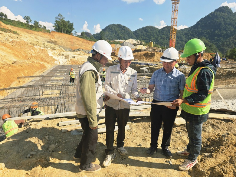 11 c&ocirc;ng trường nội tr&uacute; ở bi&ecirc;n giới Lai Ch&acirc;u tăng tốc "3 ca, 4 k&iacute;p" - Ảnh 8.