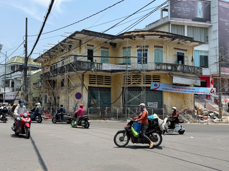 Ph&aacute; dỡ nh&agrave; c&ocirc;ng sản để mở rộng n&uacute;t giao th&ocirc;ng ở trung t&acirc;m đ&ocirc; thị Quảng Ng&atilde;i- Ảnh 1.