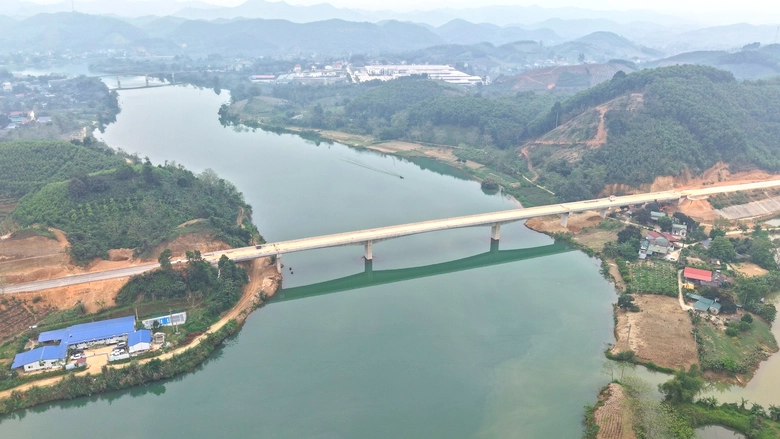 H&agrave;ng ngh&igrave;n c&ocirc;ng nh&acirc;n b&aacute;m c&ocirc;ng trường, cao tốc Tuy&ecirc;n Quang - H&agrave; Giang tăng tốc về đ&iacute;ch- Ảnh 1.