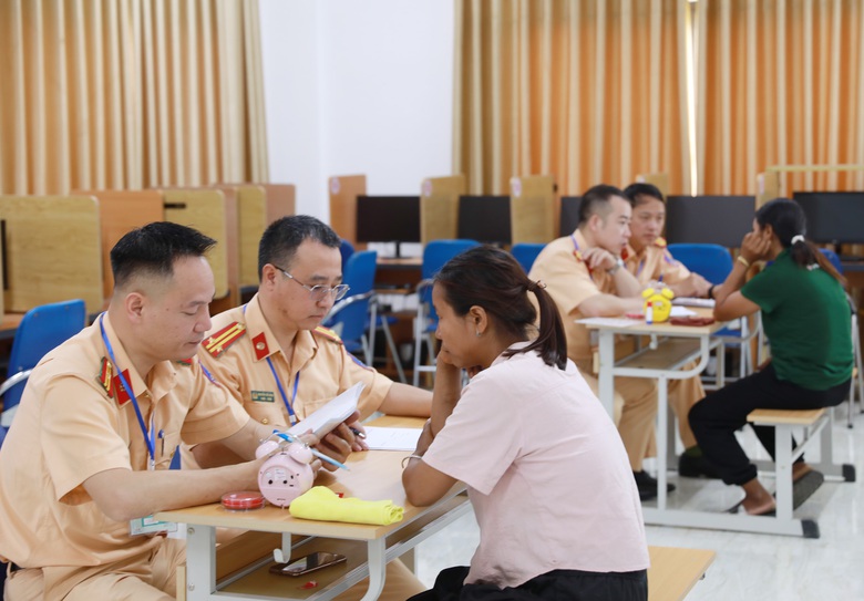 Lai Ch&acirc;u: Đưa tiếng đồng b&agrave;o thiểu số v&agrave;o tuy&ecirc;n truyền, s&aacute;t hạch thi giấy ph&eacute;p l&aacute;i xe- Ảnh 4.