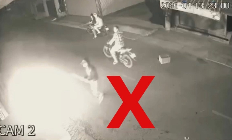 Khởi tố 4 thanh ni&ecirc;n n&eacute;m "bom xăng" v&agrave;o nh&agrave; d&acirc;n l&uacute;c nửa đ&ecirc;m- Ảnh 1.