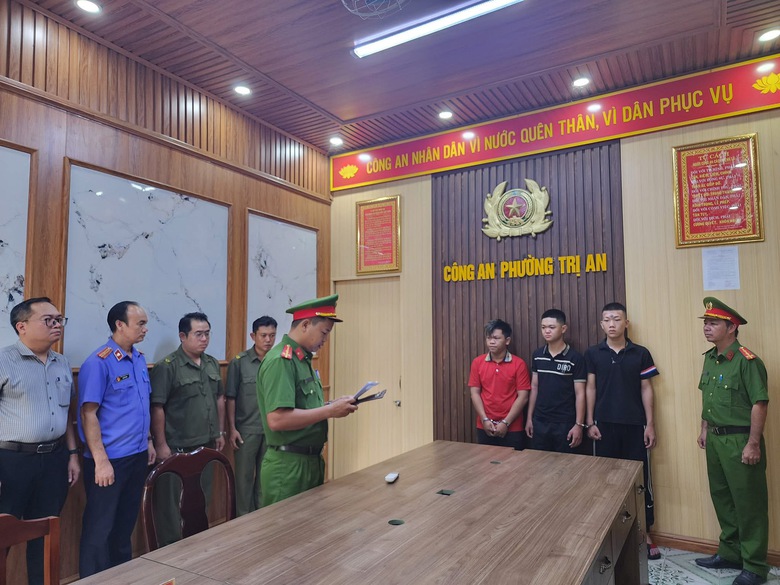 Khởi tố 4 thanh ni&ecirc;n n&eacute;m "bom xăng" v&agrave;o nh&agrave; d&acirc;n l&uacute;c nửa đ&ecirc;m- Ảnh 2.