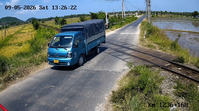 Kh&aacute;nh H&ograve;a: Đ&egrave;n đỏ bật s&aacute;ng, t&agrave;i xế xe tải vẫn băng ngang qua đường sắt- Ảnh 2.