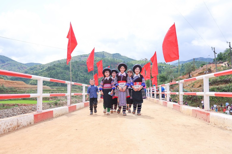 Kh&aacute;nh th&agrave;nh cầu H&aacute;ng G&agrave;ng  - V&igrave; tầm v&oacute;c Việt tại L&agrave;o Cai- Ảnh 2.