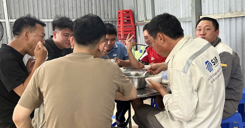 H&agrave;ng ngh&igrave;n c&ocirc;ng nh&acirc;n b&aacute;m c&ocirc;ng trường, cao tốc Tuy&ecirc;n Quang - H&agrave; Giang tăng tốc về đ&iacute;ch- Ảnh 5.