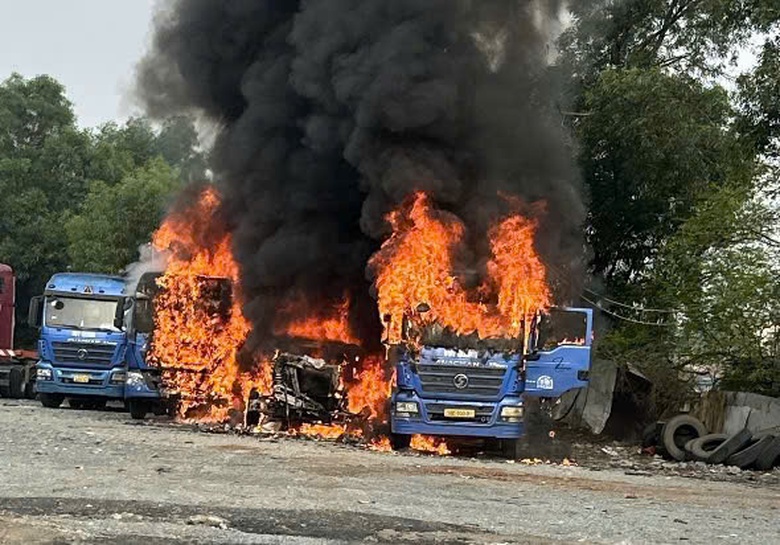 TP.HCM: 3 xe đầu k&eacute;o container bốc ch&aacute;y khi đang đậu trong b&atilde;i- Ảnh 1.