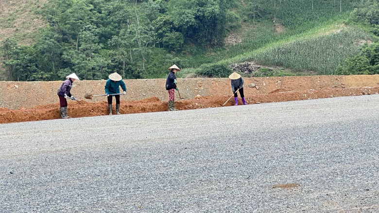 H&agrave;ng ngh&igrave;n c&ocirc;ng nh&acirc;n b&aacute;m c&ocirc;ng trường, cao tốc Tuy&ecirc;n Quang - H&agrave; Giang tăng tốc về đ&iacute;ch- Ảnh 2.