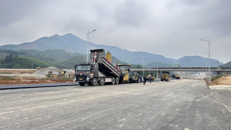 H&agrave;ng ngh&igrave;n c&ocirc;ng nh&acirc;n b&aacute;m c&ocirc;ng trường, cao tốc Tuy&ecirc;n Quang - H&agrave; Giang tăng tốc về đ&iacute;ch- Ảnh 4.