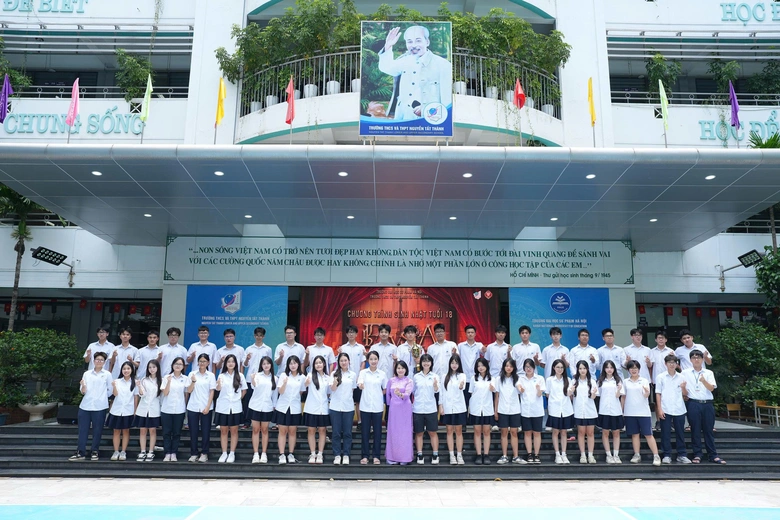 Học sinh khối 12 Trường THCS v&agrave; THPT Nguyễn Tất Th&agrave;nh "đỗ" đại học sớm- Ảnh 2.