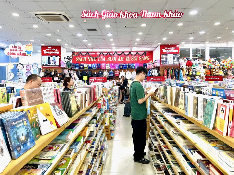 Phụ huynh tất bật mua s&aacute;ch vở cho con trước năm học mới- Ảnh 6.