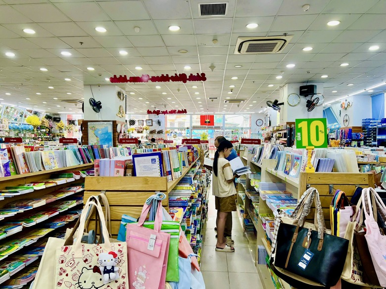 Phụ huynh tất bật mua s&aacute;ch vở cho con trước năm học mới- Ảnh 5.