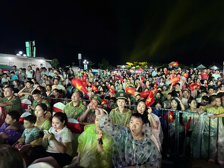 H&agrave;ng vạn người đội mưa tham dự Lễ hội L&agrave;ng Sen v&agrave; kỷ niệm 136 năm ng&agrave;y sinh nhật B&aacute;c- Ảnh 5.