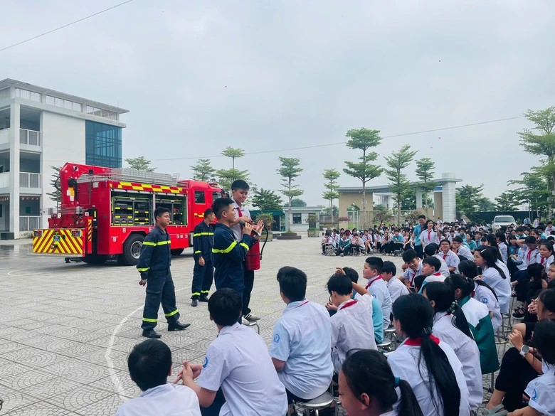 H&agrave; Nội tăng cường hướng dẫn kỹ năng ph&ograve;ng ch&aacute;y chữa ch&aacute;y tại c&aacute;c trường học- Ảnh 7.